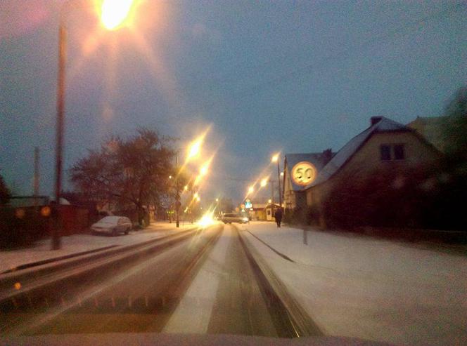 Zima w Bydgoszczy. Pierwsze opady śniegu sparaliżowały ruch na bydgoskich drogach [ZDJĘCIA]