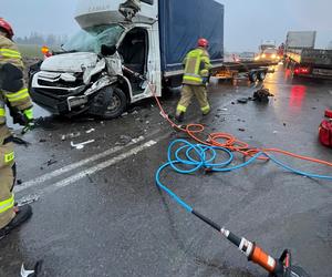 Wypadek na DK 15 w Rożentalu. Bus zderzył się z ciężarówką. Jedna osoba ranna