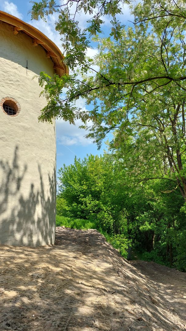 Baszta w Nowych Kicharach (gm. Dwikozy) w trakcie remontu