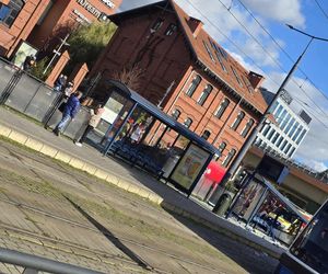 Samochód dachował, a potem uderzył w przystanek! Koszmarny wypadek w Bydgoszczy