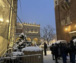 Choinka rozbłysła na Rynku Głównym. Tak wygląda Kraków w zimowej scenerii! 