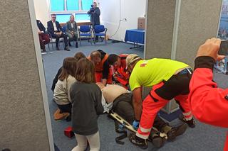 Przekazanie nowego sprzętu do nauki pierwszej pomocy dla Szkoły Podstawowej nr 18 w Olsztynie