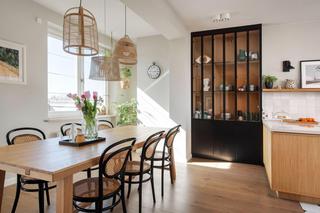 Metamorfoza dwupoziomowego mieszkania z licznymi skosami – kuchnia i jadalnia