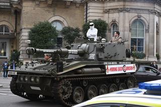 Stig w obronie Jeremy'ego Clarksona przyjechał pod siedzibę BBC na czołgu! - WIDEO