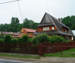 To jedna z najpiękniejszych wsi w Małopolsce. Jej ozdobą są zabytkowe chałupy