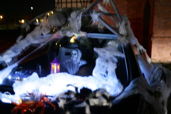 Halloweenowy Zlot Bezdaszników, czyli straszne kabriolety w Tychach. To dopiero wyższy poziom przebierania GALERIA