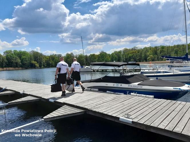 Policyjni wodniacy zatrzymali na Jeziorze Sławskim nietrzeźwego sternika