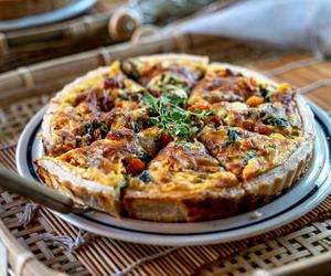 Tarta z serowego ciasta z dynią i bekonem