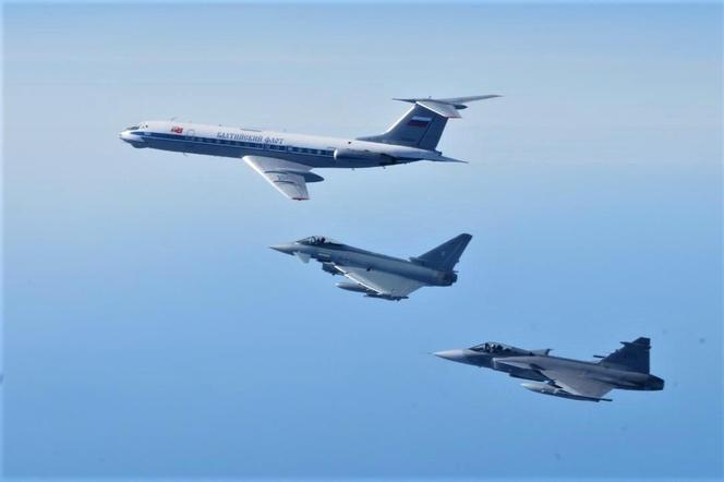 Szwedzki Gripen i niemiecki Eurofighter przechwytują rosyjski Tu-134