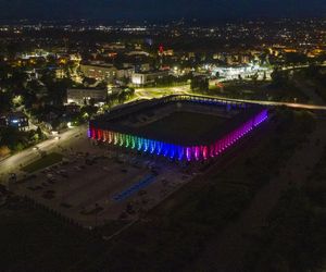 Test iluminacji elewacji stadionu w Nowym Sączu 
