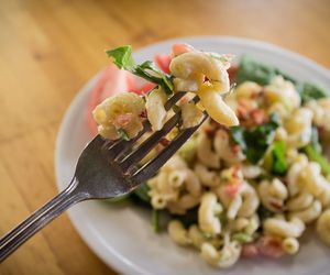 Sałatka na grilla z makaronem. Prosty dodatek do potraw z rusztu