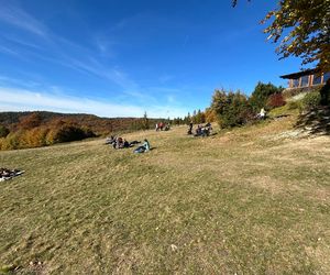 Małopolskie pasmo górskie zachwyca jesiennym pięknem. Ukryta perełka z widokiem na tatry 