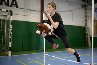 Zabawa konikiem na patyku? Nie! To hobby horsing. O takim sporcie jeszcze nie słyszeliście!