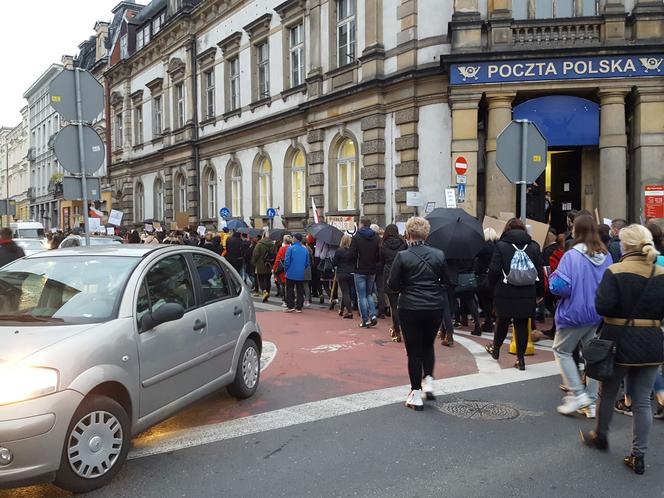 Idą lwice na ulice. Mieszkańcy Leszna znów protestują