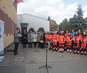 Biała Podlaska. Odsłonięcie tablicy poświęconej ratownikowi medycznemu. 64-latek został śmiertelnie dźgnięty nożem na służbie [ZDJĘCIA]