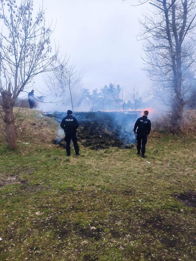 Policjanci gasili pożar