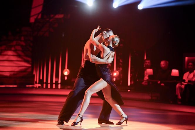 Maurycy Popiel w "Tańcu z Gwiazdami". Partneruje mu Sara Janicka