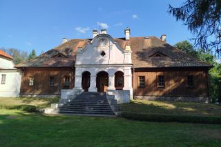 Samorząd Mazowsza kupił drewniany dworek w Paplinie nad Liwcem
