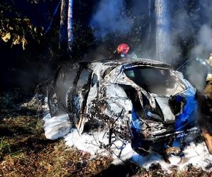 Horror na S1 w Katowicach! Auto wyleciało z drogi i stanęło w płomieniach