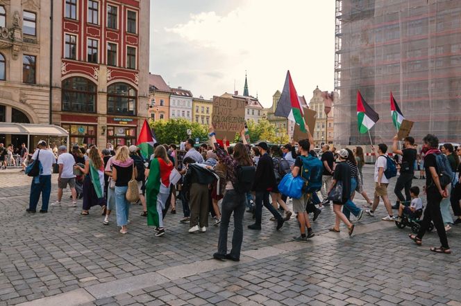 Głośny protest na Rynku we Wrocławiu przeciwko działaniom Izraela.„To nasz moralny obowiązek”