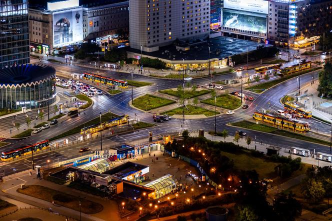 Wejście do metra Centrum i rondo Dmowskiego