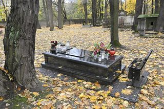 Generał Czesław Kiszczak ma skromny grób