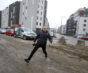 Dojście do nowej stacji przez błoto i plac budowy. PKP Warszawa Grochów jak tor przeszkód 