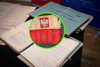 Syn marynarza z ORP „Admirał Sierpinek” przekazał historyczną banderę