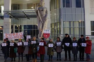 Radom: Manifestowali w obronie sędziów. Ponad 100 osób osób wzięło udział w demonstracji