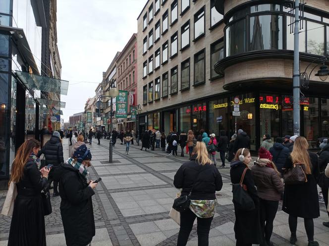 Tłusty czwartek we Wrocławiu. Mieszkańcy rzucili się na pączki! Ogromne kolejki [ZDJĘCIA]