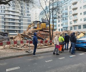 Spłonęła koparka, którą zburzyli najstarszą czynszówkę na Woli. „To z zemsty za tę kamienicę”