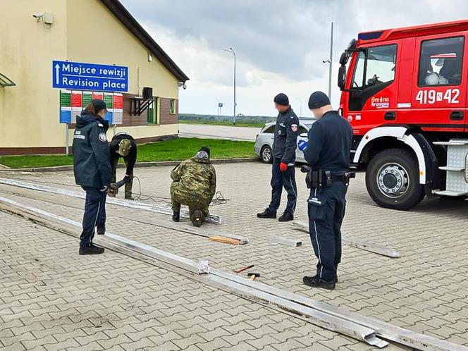 „Lewe” papierosy z Białorusi ukryte pod torfem. Miały trafić do powiatu braniewskiego [ZDJĘCIA]