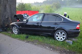 Śmiertelny wypadek w BMW. Samochód wydzwonił czołowo w drzewo