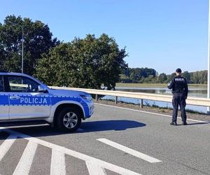 Sądeccy policjanci pomagają na terenach zalanych przez powódź [ZDJĘCIA] 