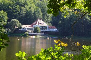 To najpiękniejsze jezioro na Dolnym Śląsku. Otoczone jest wzgórzami i lasami 
