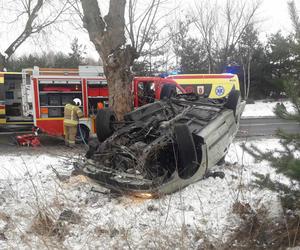 Potworny wypadek w Rozprzy! Auto 19-latki owinęło się wokół drzewa