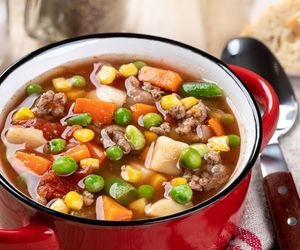 Sycąca zupa warzywna z wołowiną. Mięso będzie rozpływać się w ustach