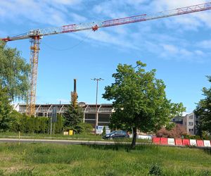 Wielki dźwig stanął przy pływalni Akwawit w Lesznie. Rusza ostatni etap rozbiórki 