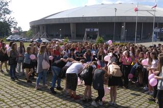 4 Akcja fanów Ariany Grande pod łódzką Atlas Areną