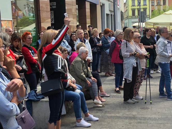 Protest „Ani Jednej Więcej!” w Rybniku. Protestowano przed biurem PiS [ZDJĘCIA]