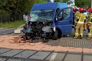 Kierowca busa wjechał prosto pod lokomotywę! Było tylko słychać huk. Fatalny wypadek na przejeździe kolejowym