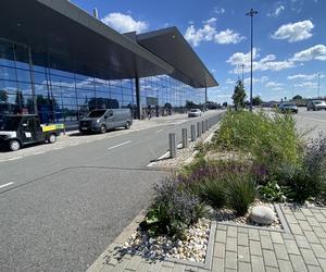 Zazieleniony teren parkingu i pasażu przed terminalami Katowice Airport