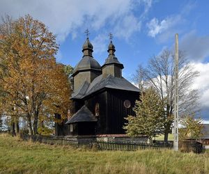 To dawna wieś królewska w Małopolsce. Jej znakiem rozpoznawczym są kamienne krzyże