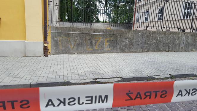 Napis „TV łże” na murze przy ul. Kopernika pochodzący z lat 80. ubiegłego wieku został zabezpieczony
