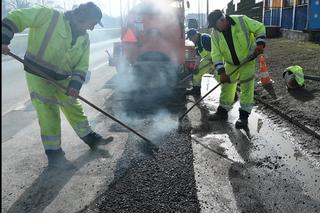 Drogowcy z Tarnowa ruszyli do łatania dziur w drogach. Gdzie zgłaszać uszkodzenia jezdni? 