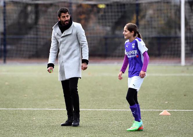 Kerem Demirbay sędziuje mecz dziewcząt