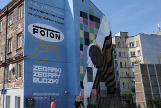 Mural w hołdzie muralom: Kultowe reklamy FOTON i Jubiler wróciły na Pragę! [GALERIA]