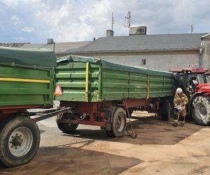 Traktor uderzył w auto i wjechał w budynki! Groźny wypadek pod Grudziądzem [ZDJĘCIA]