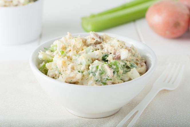 Postna sałatka ziemniaczana z twarogiem [WIDEO]