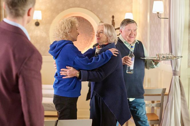 Na Wspólnej odc. 3610: Beata (Katarzyna Ptasińska), Emil (Piotr Ligienza), Maria (Bożena Dykiel), Włodek (Mieczysław Hryniewicz)